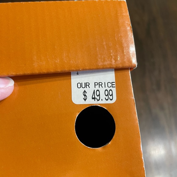 Women’s unlisted ankle shoes size 7. - Picture 10 of 11